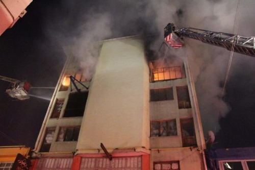 Fabrika Yangını 4 Katlı Binayı Kullanılamaz Hale Getirdi